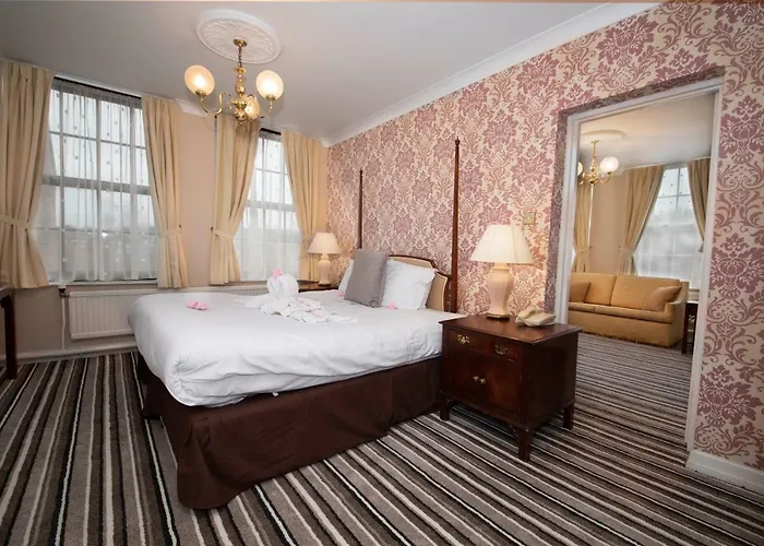 Fownes Hotel